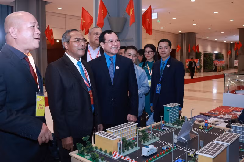 古巴工人中央工会代表团参观越南工会2018-2023年任期活动成果览。