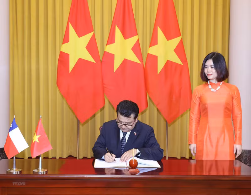 智利驻越南大使塞尔吉奥·内雷亚·古兹曼在留言簿上留言。