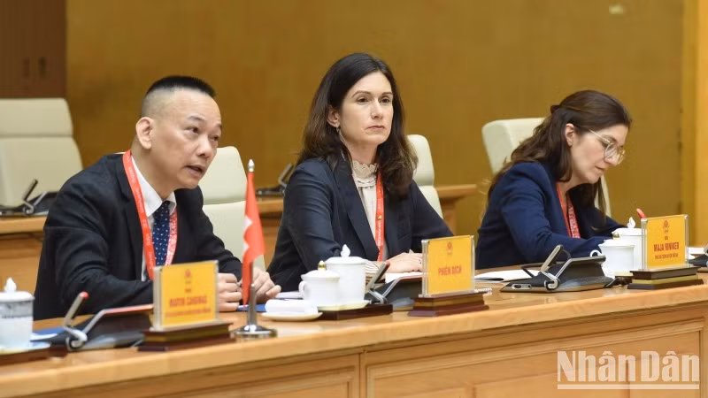 陪同瑞士联邦议会国民院议长马丁·堪迪纳斯的成员。