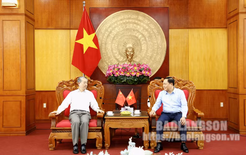 谅山省人民委员会主席胡进绍会见中华人民共和国驻越南特命全权大使熊波。（图片来源：谅山报）