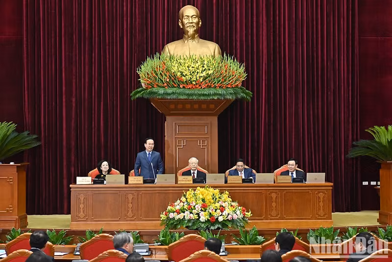 越共中央政治局委员、国家主席武文赏指引会议开幕会。