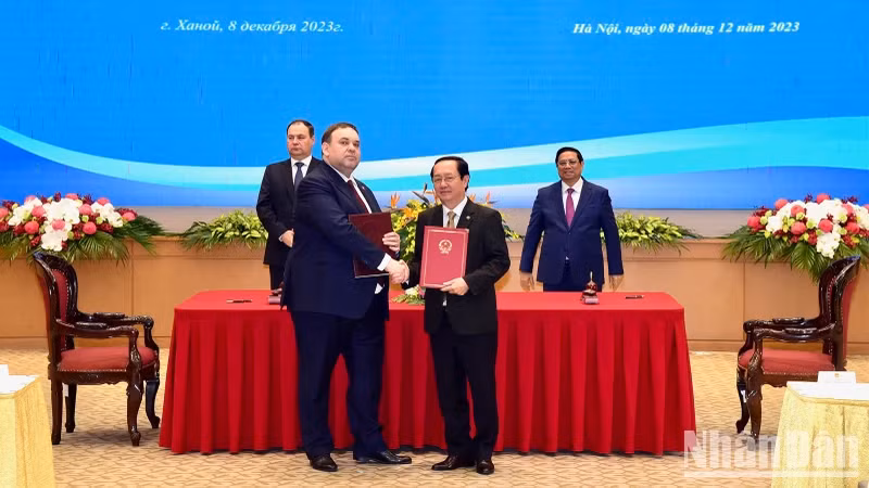 关于在白俄罗斯境内正式传播越南国家标准的合作协议签署仪式。
