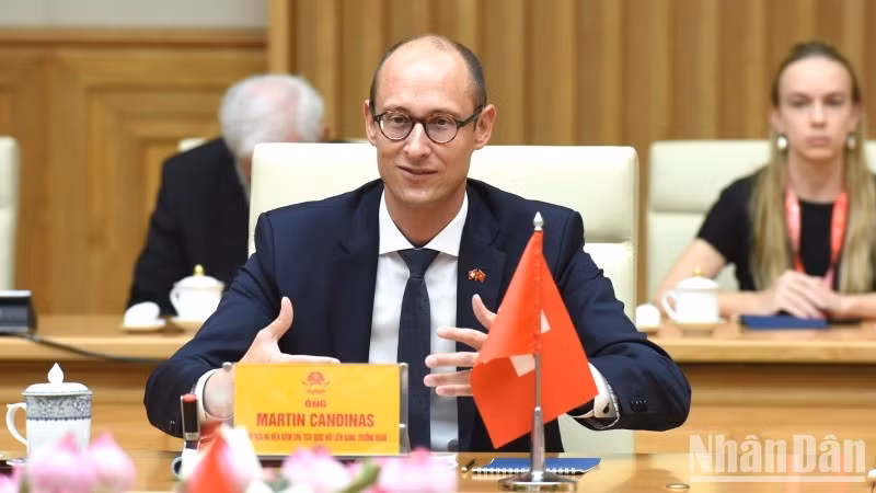 瑞士联邦议会国民院议长马丁·堪迪纳斯在会见中发表讲话。