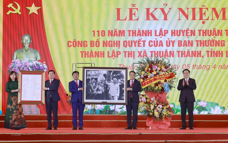 国会主席王廷惠出席北宁省顺成县成立110周年纪念典礼。