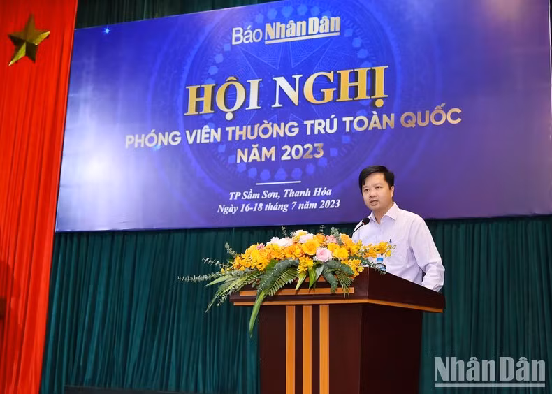 常驻记者部主任谢光勇作关于2022年和2023年上半年常驻记者各项活动的报告。