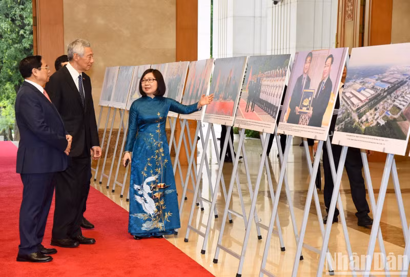 两位总理参观有关两国合作的图片展。