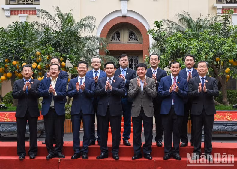 国会主席王廷惠一行同通信传媒部领导合影。