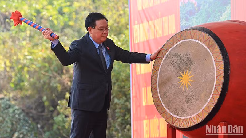 越南国会主席王廷惠打鼓启动“永远铭记胡伯伯功劳”植树节。