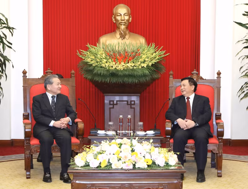 越共中央政治局委员、胡志明国家政治学院院长、中央理论委员会主席阮春胜会见日本共产党中央政治局副委员长兼国际局局长绪方康夫。（图片来源：越通社）