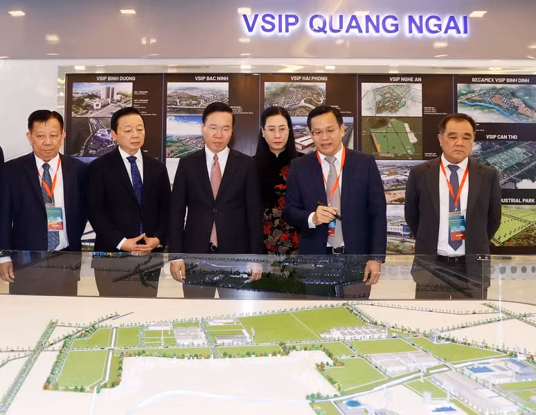 越南国家主席武文赏参观纪念活动框架下的展会。（图片来源：越通社）