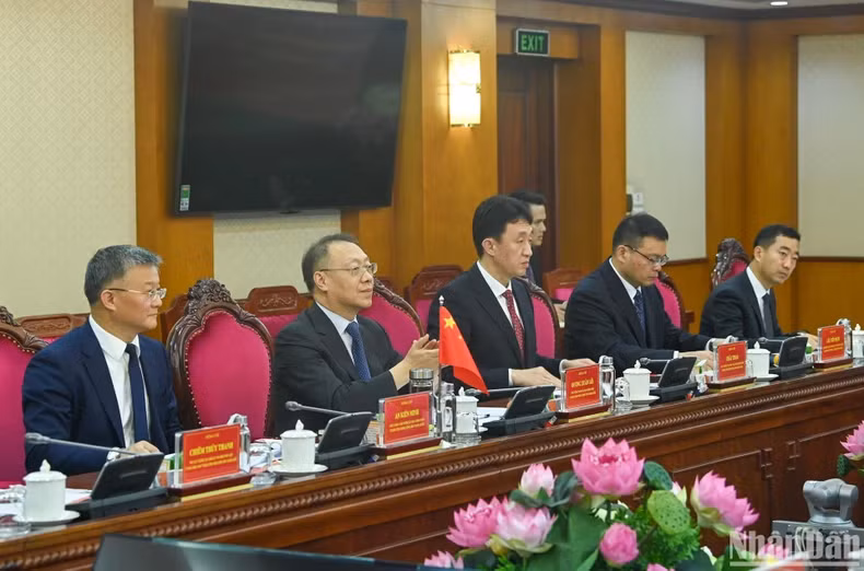 中共中央政法委员会副秘书长杨春雷一行出席会谈。