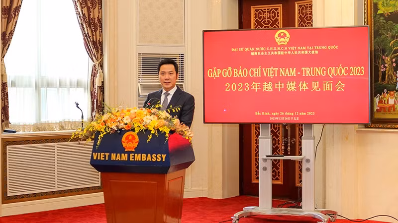 越南驻华公使宁成功在见面会上发表讲话。