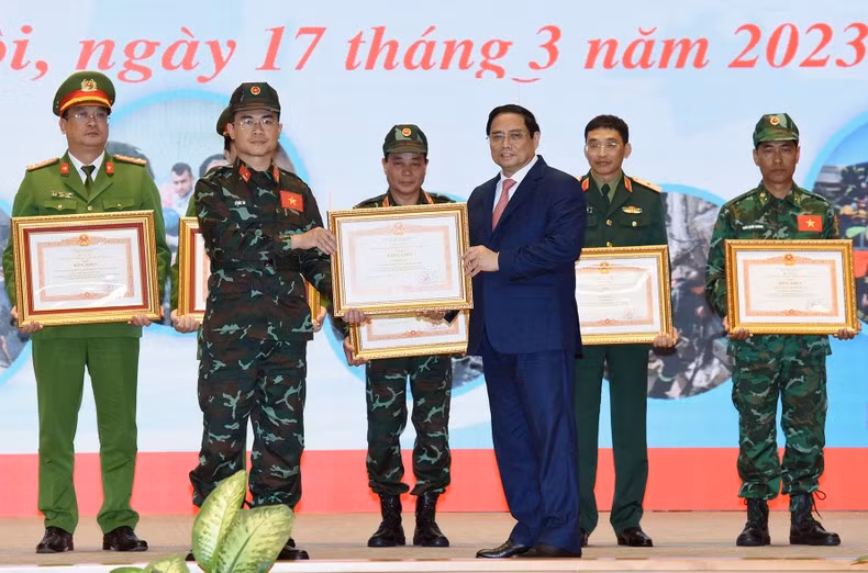 范明正总理向赴土耳其开展救灾活动取得优异成绩的集体援队授予奖状。