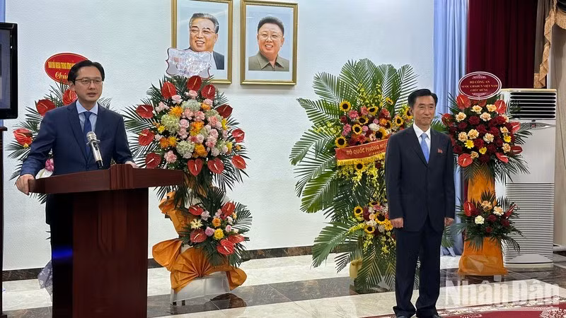 越南外交部副部长杜雄越在招待会上发表讲话。
