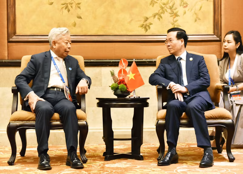 越南国家主席武文赏会见亚投行行长金立群。