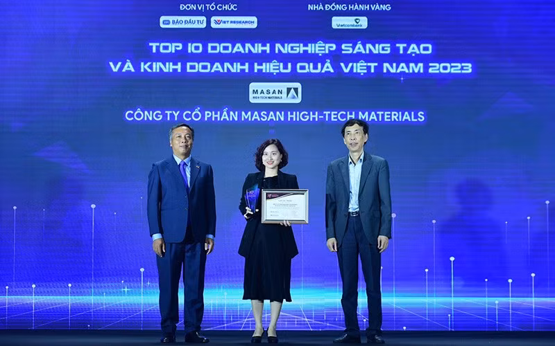 越南《投资报》与越南商业研究股份公司6月28日在河内联合举办表彰仪式。