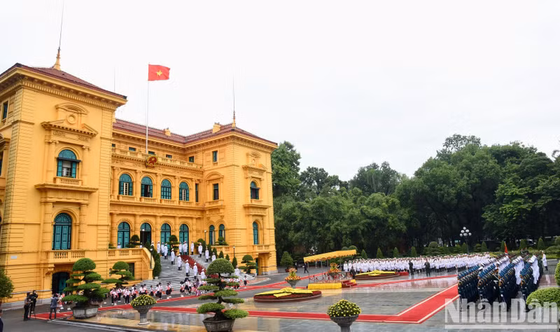 欢迎仪式在主席府隆重举行。