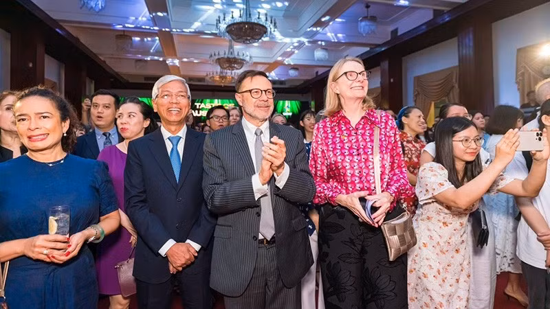与会代表。