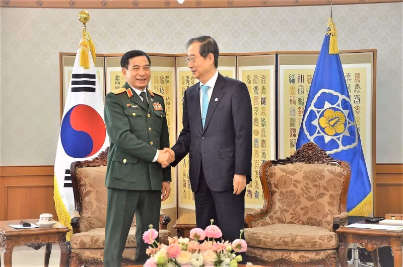 韩国总理韩德洙会见越南国防部长潘文江。（图片来源：越通社）