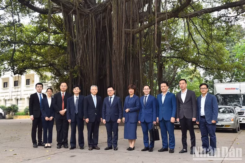 黎国明同志与胡兆明同志和出席会见的各位代表在鼓街榕树下合影留念。
