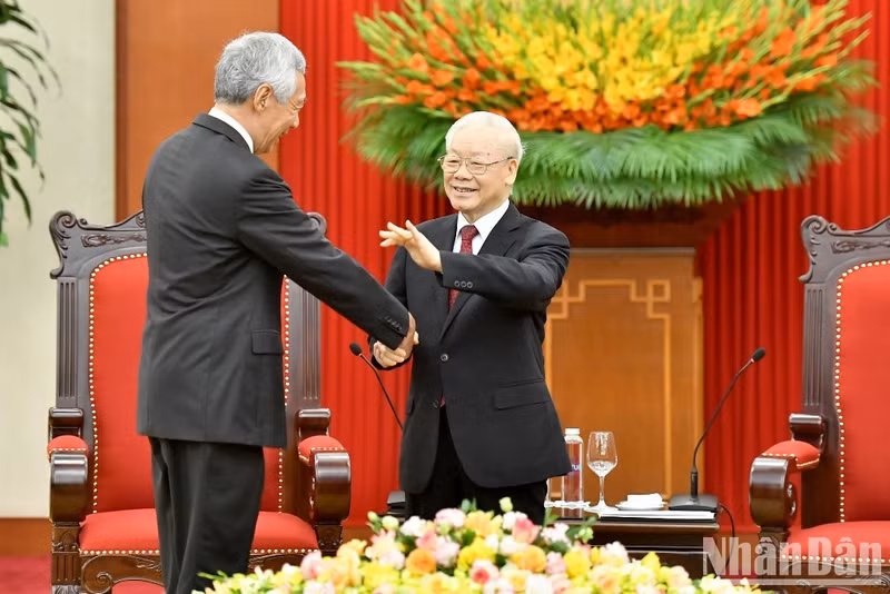 出席会见的越共中央总书记阮富仲和新加坡总理李显龙。