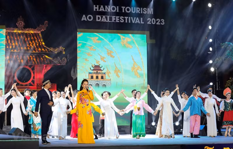 2023年河内旅游奥黛节璀璨开幕。