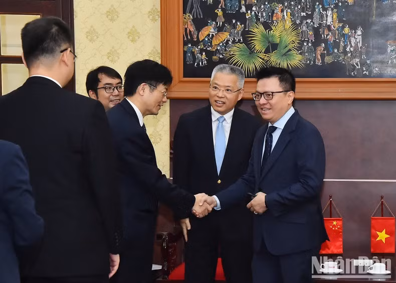 《人民报》社总编辑黎国明欢迎中共中央对外联络部代表团团员造访《人民报》社。