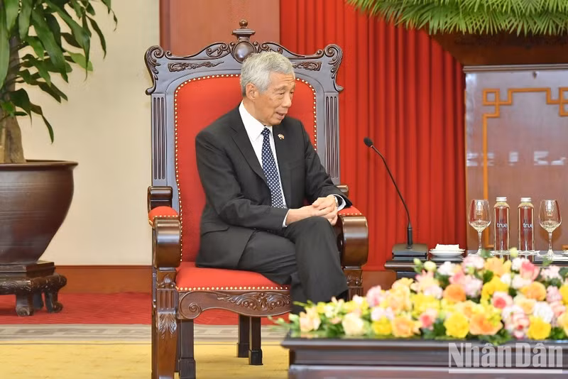 新加坡总理李显龙在会见中发表讲话。