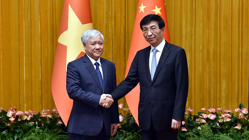 杜文战同志与王沪宁同志握手。（阮胡君 摄）