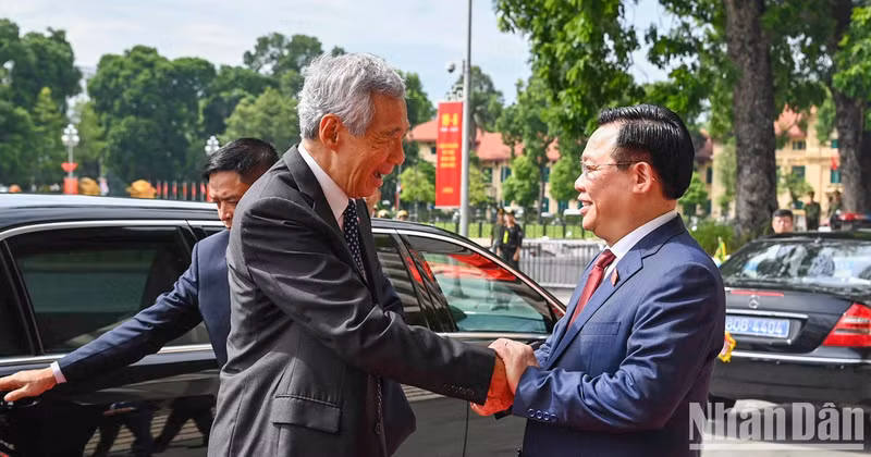 越南国会主席王廷惠欢迎新加坡总理李显龙访越。