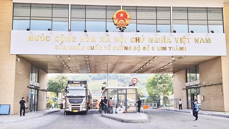  老街口岸进出口货运量猛增