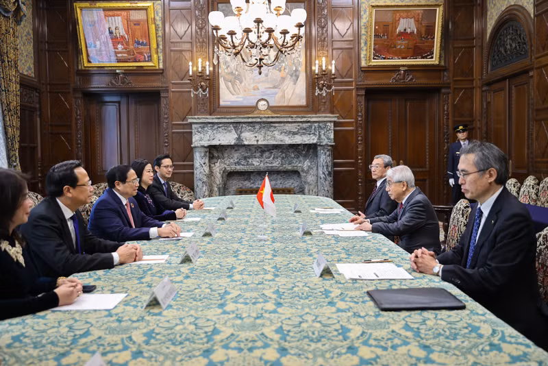 越南政府总理范明正会见日本参议院议长尾辻秀久。（图片来源：越通社）