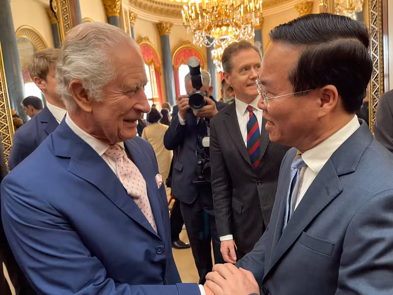 越南国家主席武文赏与英国国王查尔斯三世。（图片来源：越通社）