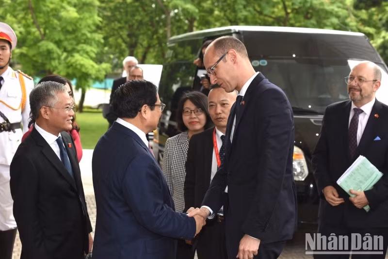 范明正总理欢迎瑞士联邦议会国民院议长马丁·堪迪纳斯访越。