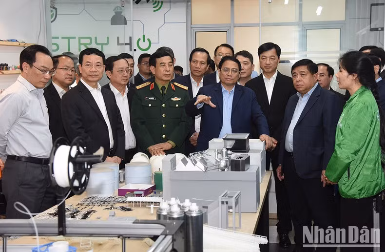 范明正总理参观服务于医疗工作的3D打印单位。 范明正总理参观服务于医疗工作的3D打印单位。