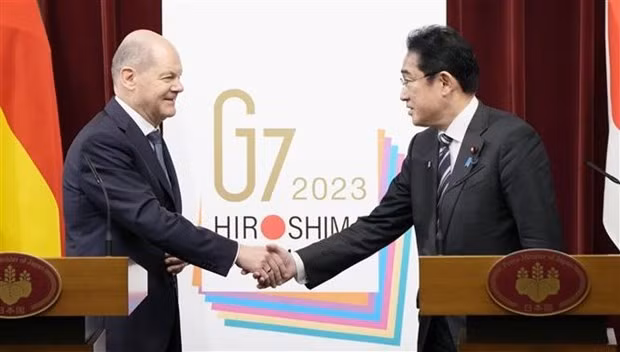 德国总理奥拉夫·舒尔茨与日本首相岸田文雄握手。（图片来源：共同社/越通社）