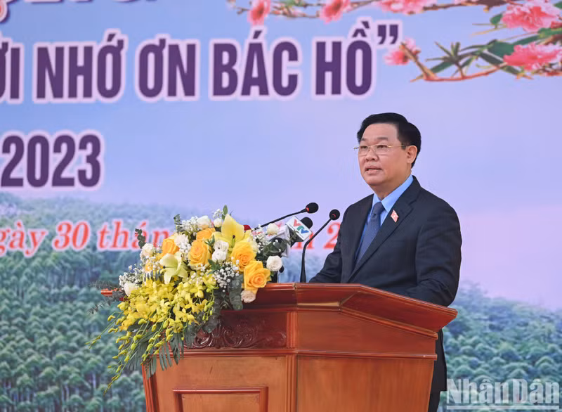 国会主席王廷惠发表讲话。
