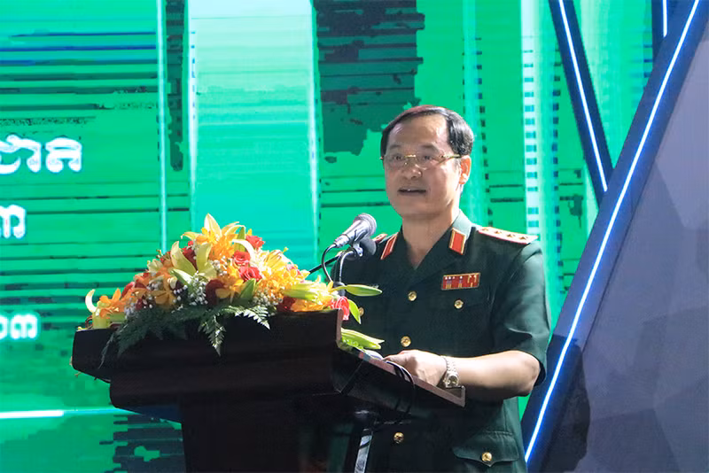 越共中央委员、越南国防部副部长武海产上将在开幕式上发表讲话。