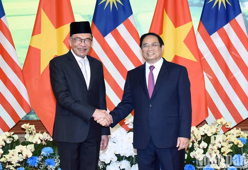 范明正总理和安瓦尔·易卜拉欣总理握手。