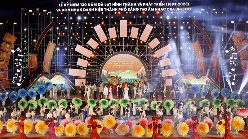 庆祝大叻市建市130周年纪念活动举行。