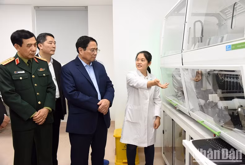 范明正总理参观从事遗传解码的Genetica公司。 范明正总理参观从事遗传解码的Genetica公司。
