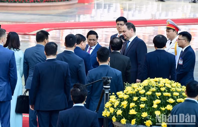 范明正总理向白俄罗斯代表团介绍越方成员。