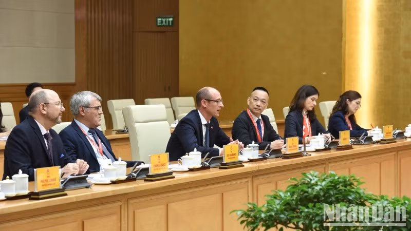 瑞士联邦议会国民院议长马丁·堪迪纳斯一行出席会见。