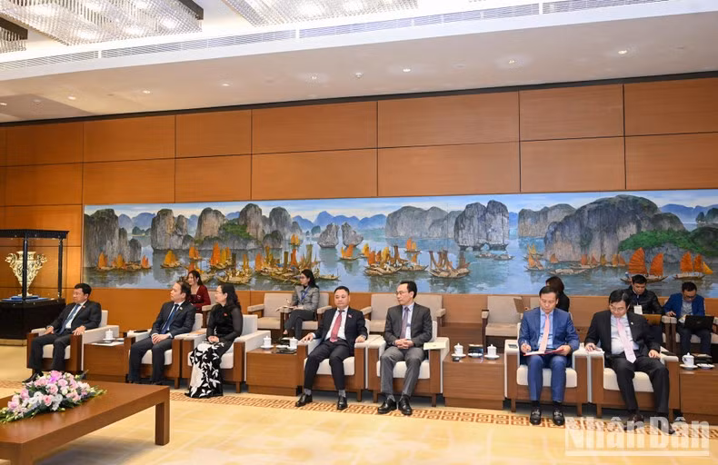 出席会见的越南国会代表。