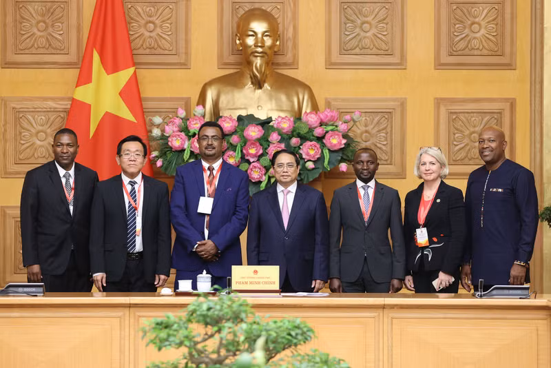 越南政府总理范明正同各国农业部领导 合影。（图片来源：VGP）