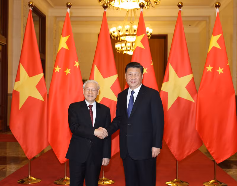 越共中央总书记阮富仲同中共中央总书记、中国国家主席习近平合影。