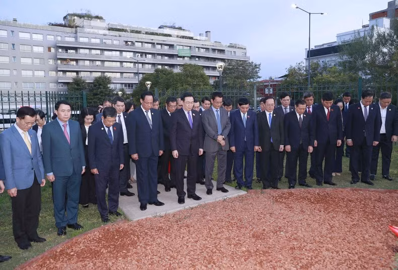 越南国会主席王廷惠和与会代表在胡志明主席塑像敬献花圈。