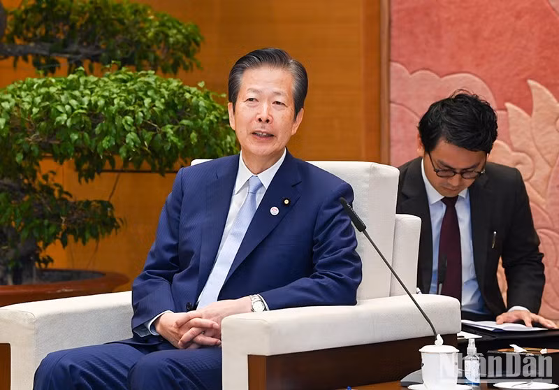 日本公明党党首山口那津男在会见中发表讲话。