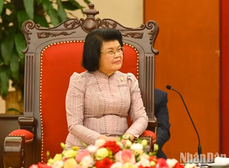埔寨王国国会主席昆索达莉在会见中发表讲话。