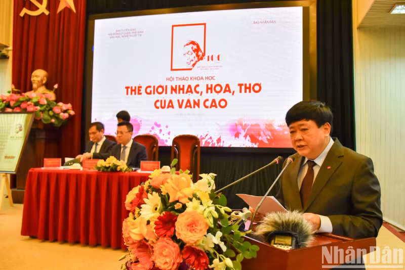 副教授、博士、作家阮世纪在研讨会上致开幕词。